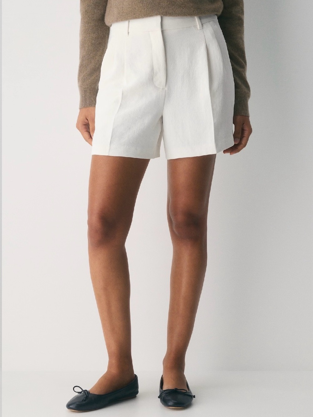🔥Aritzia The Effortless Short Mid-Thigh Crepette High waisted